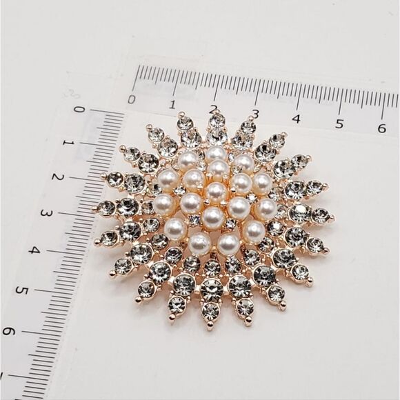 Brand New Pearl Rhinestone Vintage Style Brooch Pin - Picture 2 of 4